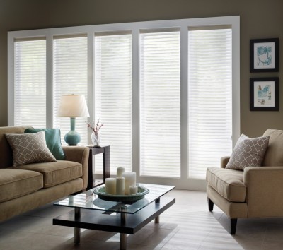Sử dụng rèm cửa với gam màu tươi sáng đem tới sinh khí và sự trẻ trung cho phòng khách.