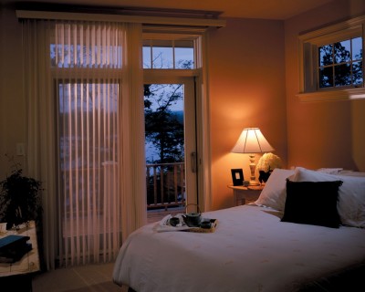 Sử dụng rèm vải trong phòng ngủ với kích thước dài chạm sàn tạo sự mềm mại cho cả căn phòng.