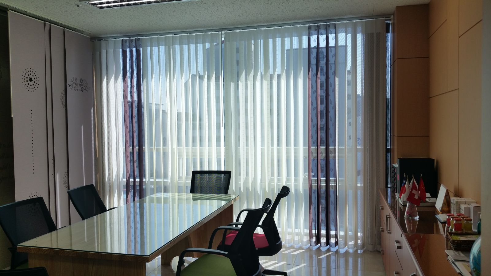 Rèm lá dọc với thiết kế thông minh, dễ dàng sử dụng cho văn phòng
