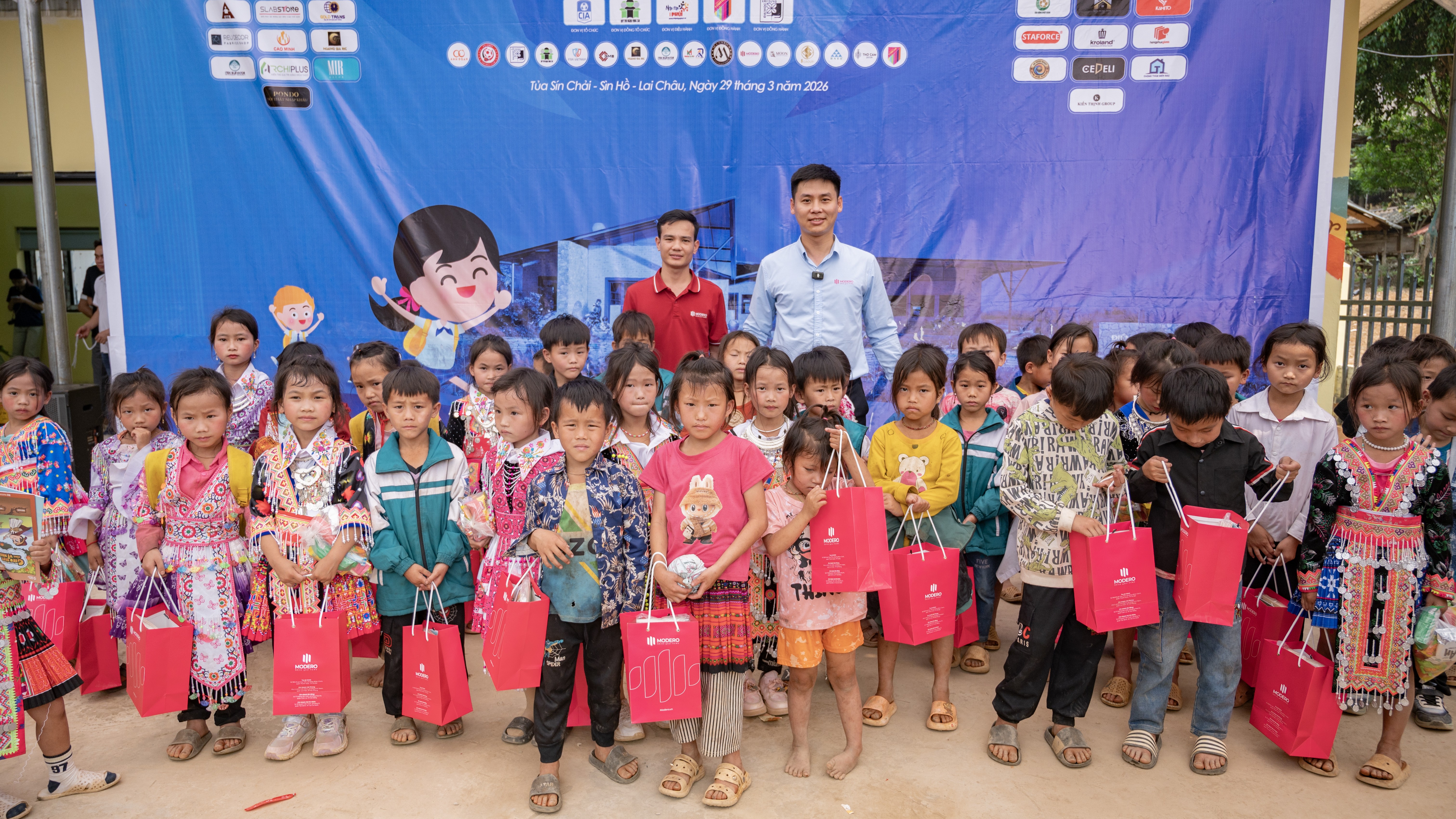 MODERO VIẾT TIẾP HÀNH TRÌNH "CHẮP CÁNH GIẤC MƠ EM ĐẾN TRƯỜNG" TẠI ĐIỂM TRƯỜNG TỦA SÍN CHẢI