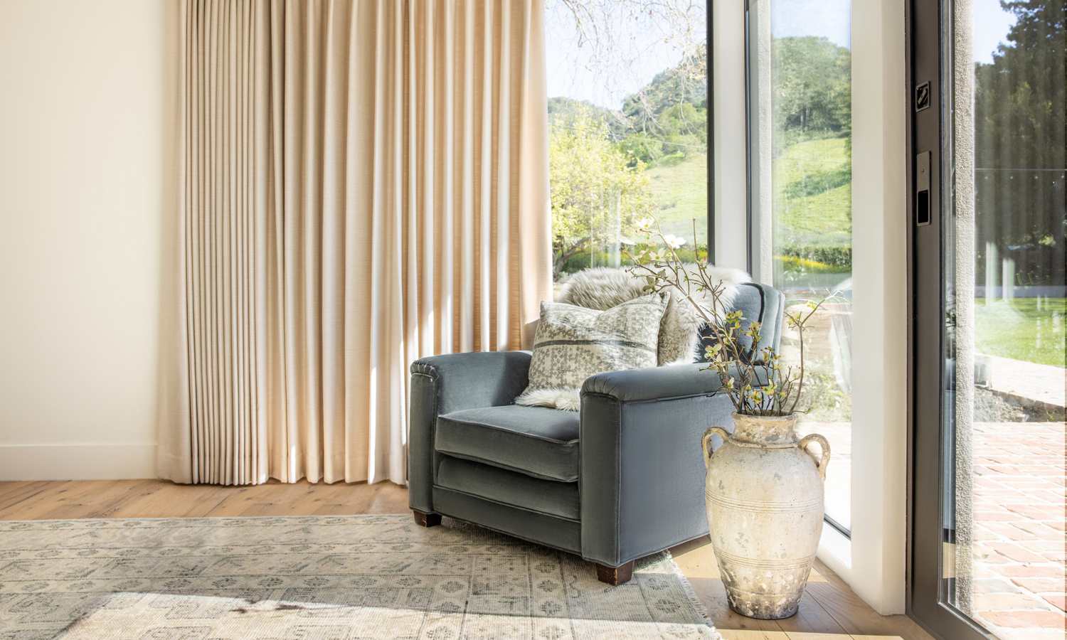 Rèm vải Depo với sự gọn gàng, đơn giản có thể che chắn ánh sáng tốt lại là điểm nhấn gây ấn tượng cho vẻ đẹp của căn phòng