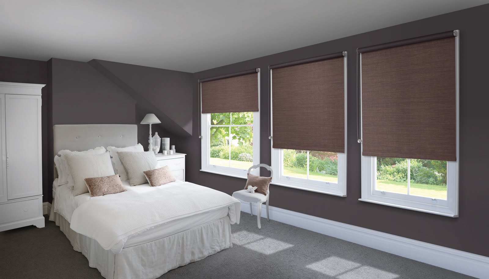 Rèm cuốn có khả năng ngăn chặn hoàn toản ánh sáng bên ngoải chiếu vào phòng, cản nhiệt và tia UV có hại cho sức khỏe