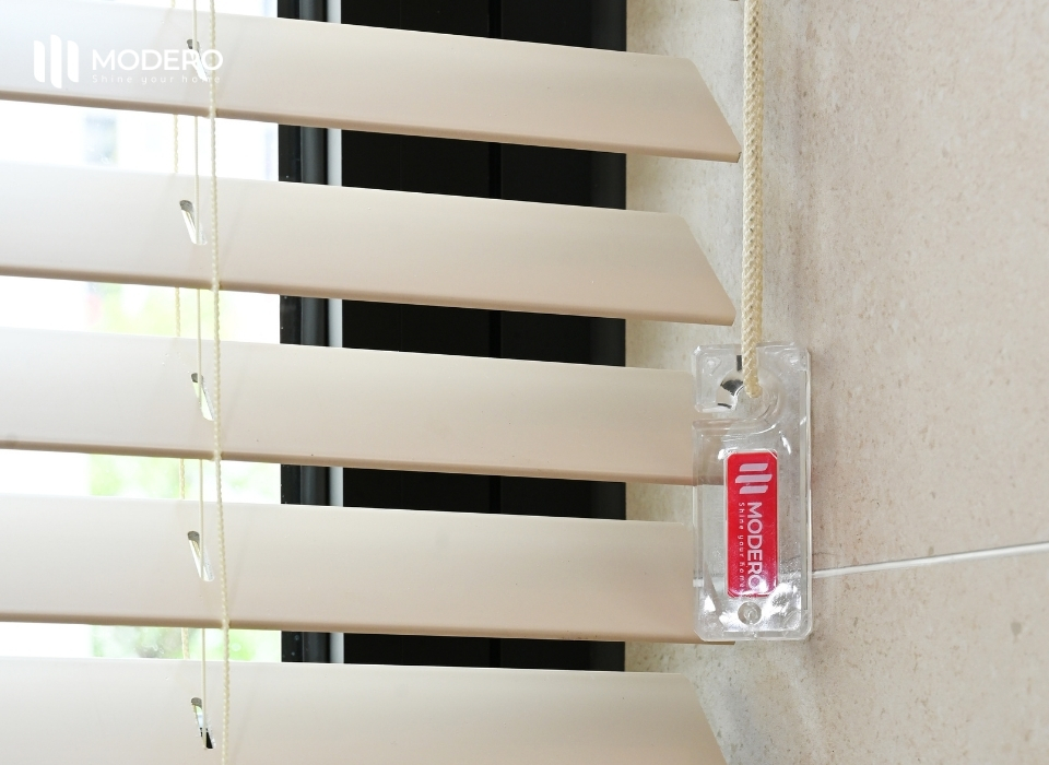 Rèm sáo là một loại mành cửa có cấu tạo từ các thanh ngang (nan sáo) được xếp song song với nhau, dễ dàng điều chỉnh lượng ánh sáng