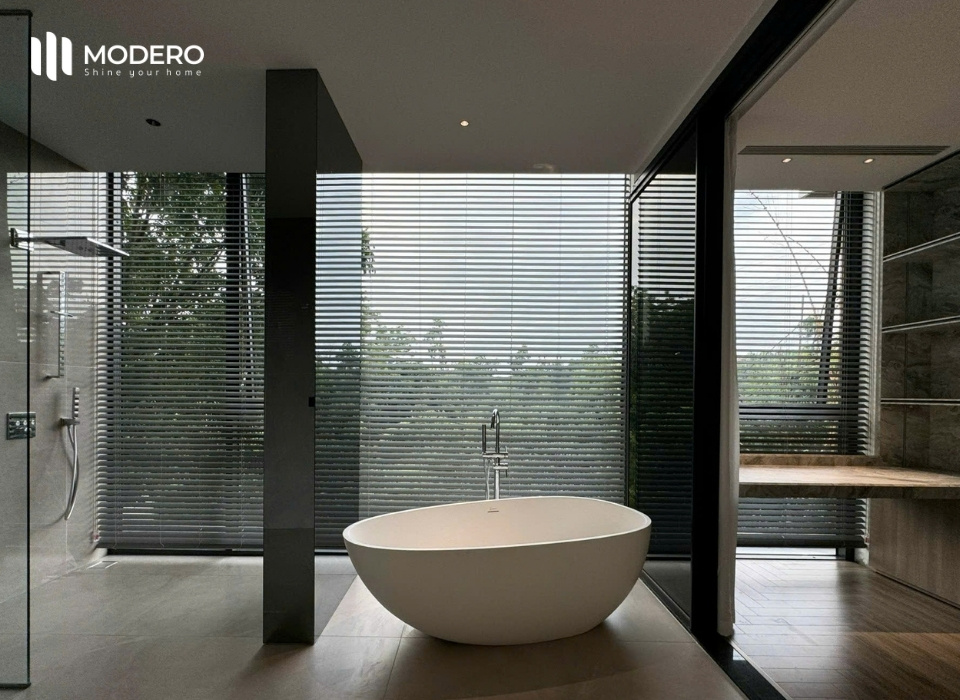 Thiết kế tinh gọn của rèm sáo giúp làm nổi bật các mảng khối kiến trúc và nội thất.