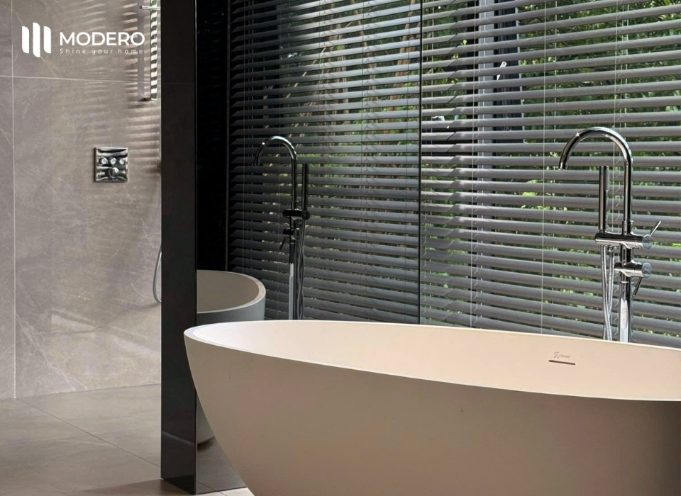 Rèm sáo nhựa giả gỗ MODERO được làm từ chất liệu nhựa cao cấp và phù lớp sơn chuyên biệt, cực kỳ phù hợp cho những không gian có đặc thù ẩm ướt, bền lâu và không dễ bị tác động bởi nước.