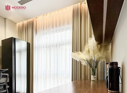 Rèm vải 2 lớp được tạo nên từ hai lớp chất liệu là lớp voan có khả năng xuyên sáng nhẹ ngàng và lớp vải dày bên ngoài giúp che sáng, cản nhiệt, bảo vệ sự riêng tự.