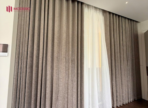 Vải coating là vải có lớp cao su hoặc foam resin phía sau, mang lại hiệu quả ổn định hơn và không bị giảm chất lượng sau thời gian sử dụng