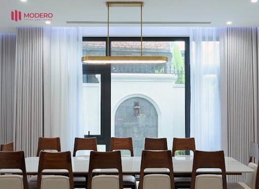 Rèm vải 2 lớp có lớp vải dày sáng màu có khả năng phản xạ lại phần lớn bức xạ hồng ngoại giúp giảm nhiệt độ bề mặt rèm và gián tiếp giảm nhiệt độ không khí trong phòng.