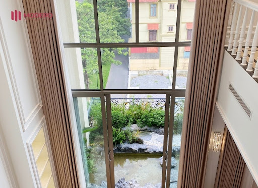 Gia chủ có thể điều khiển rèm thông qua remote, điện thoại