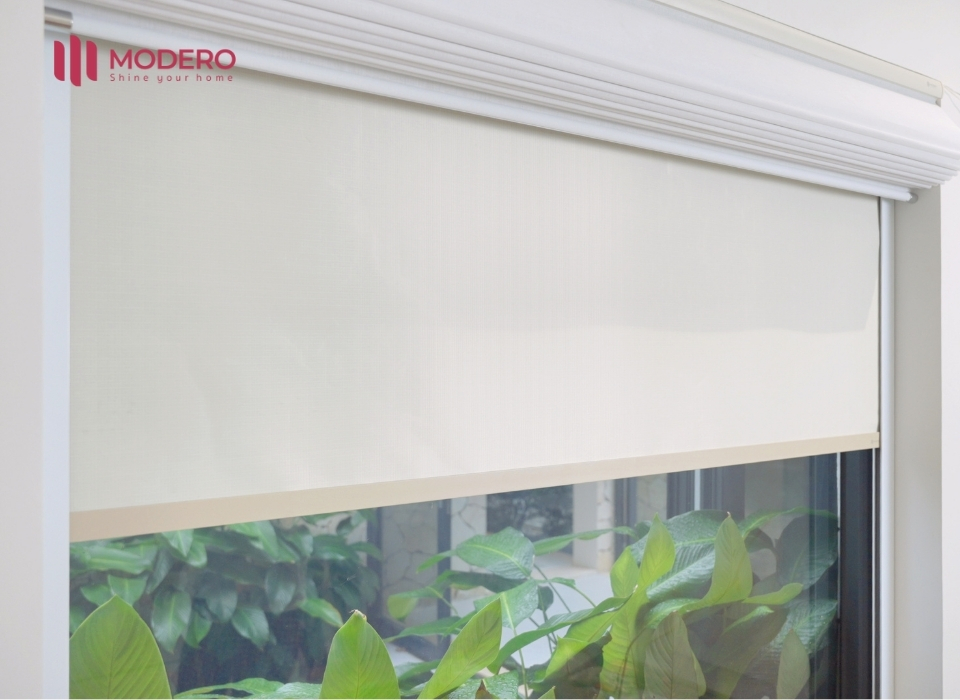 MODERO coi rèm cửa là một phần của nhịp sống, nơi ánh sáng, công nghệ và cảm xúc được kết nối hài hòa bằng sự kết hợp giữa rèm cuốn và rèm Combi Roman tự động.