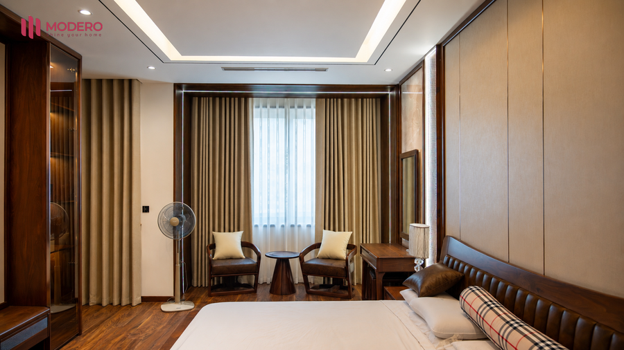 Sử dụng rèm nhà phố giúp tạo một lớp che chắn cần thiết, đặc biệt vào buổi tối khi không gian bên trong bật đèn