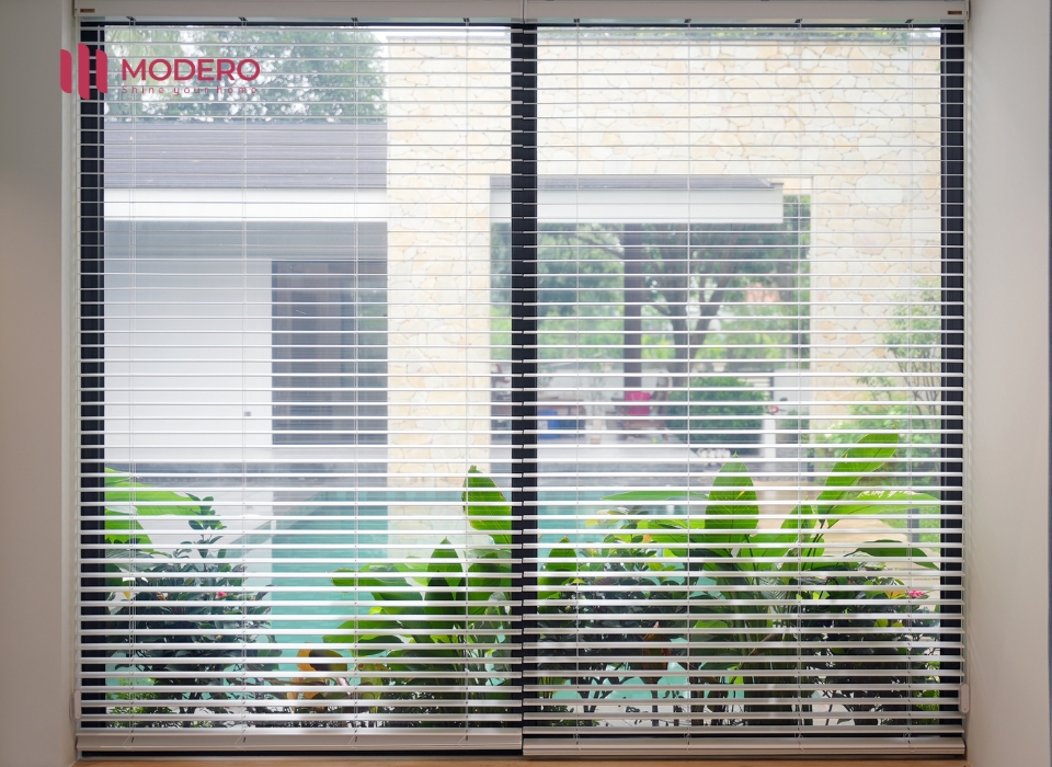 rem-sao-go-2026-5 Khổ lá 50mm của rèm sáo gỗ tạo cảm giác thanh thoát và phóng khoáng cho cửa sổ lớn.