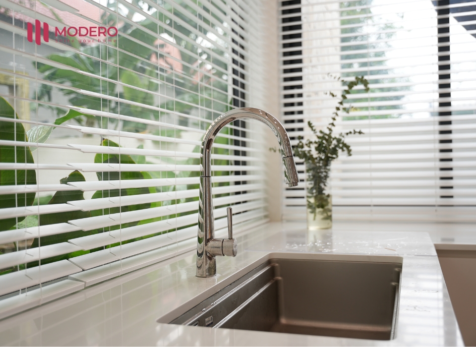 rem-sao-go-5 Rèm sáo gỗ Composite là lựa chọn lý tưởng cho không gian nhà bếp và phòng tắm.