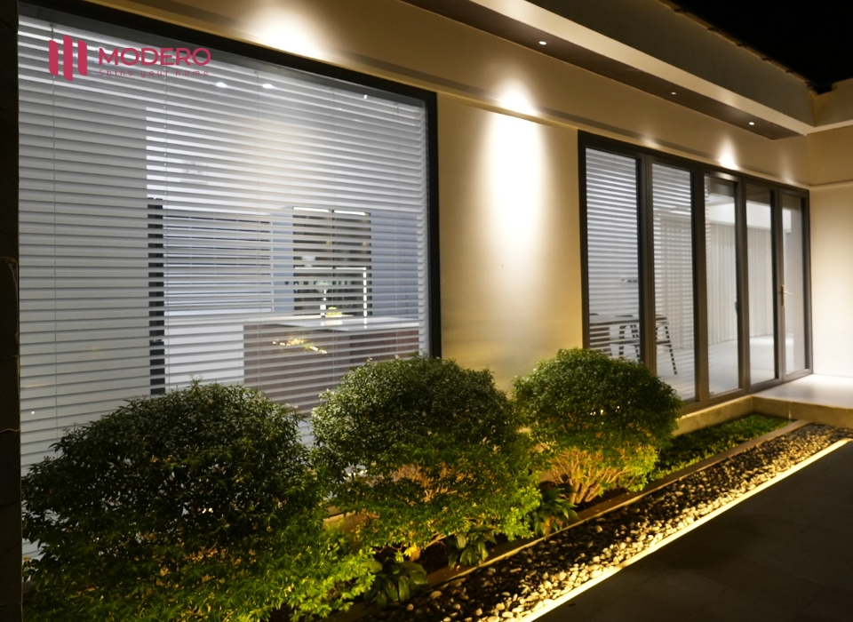 Nâng cấp trải nghiệm tiện nghi với rèm sáo gỗ tích hợp motor điều khiển từ xa.