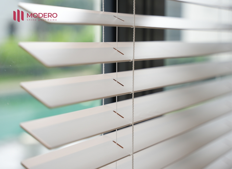 Rèm sáo gỗ Tùng Trắng từ MODERO đảm bảo không cong vênh và có tính thẩm mỹ cao.