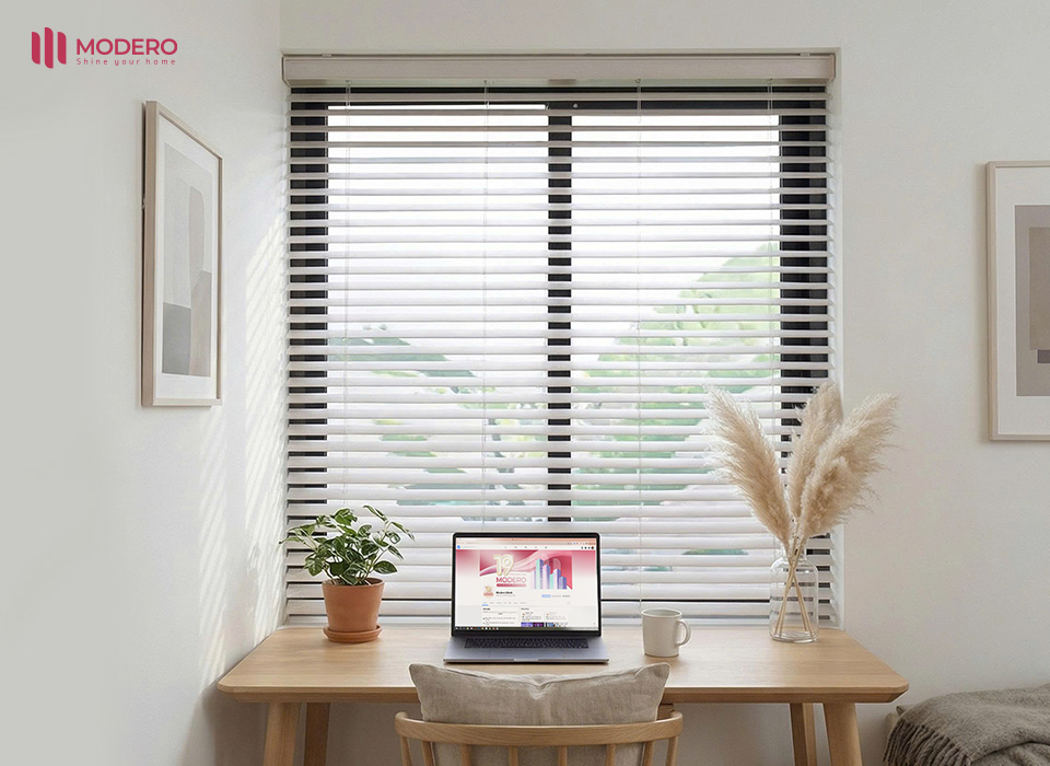 Rèm sáo nhôm tiếp cận ánh sáng theo hướng kỹ thuật, chính xác và có kiểm soát cao.