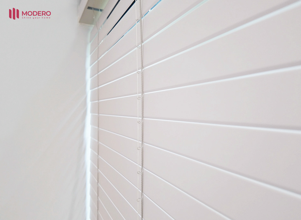 Rèm sáo nhôm có biên dạng tương tự chữ L là cải tiến mới của MODERO, đem đến một sản phẩm rèm sáo nhôm hoàn hảo, nâng tầm chất lượng cuộc sống.