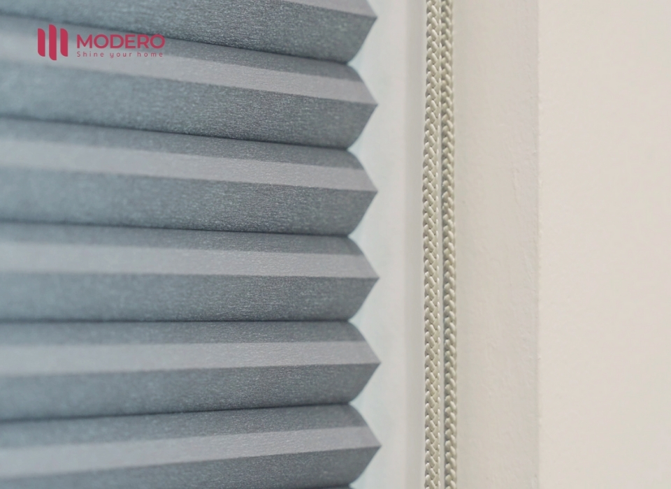 rem-to-ong-2026 Cấu trúc khoang rộng hình lục giác như các ô tổ ong khép kín tạo nên sự khác biệt căn bản giữa rèm tổ ong và các loại rèm vải hay rèm cuốn truyền thống