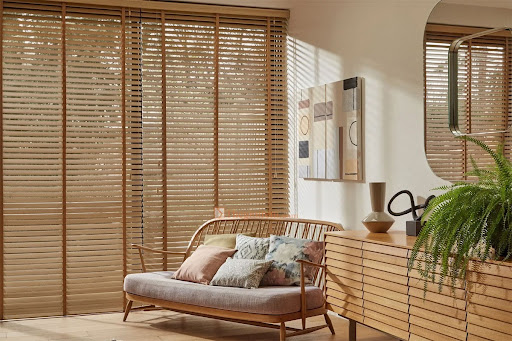 Mặc dù mang nhiều giá trị văn hóa và thẩm mỹ, rèm tre, trúc truyền thống vẫn tồn tại một số hạn chế khiến chúng dần bị thay thế trong cuộc sống hiện đại