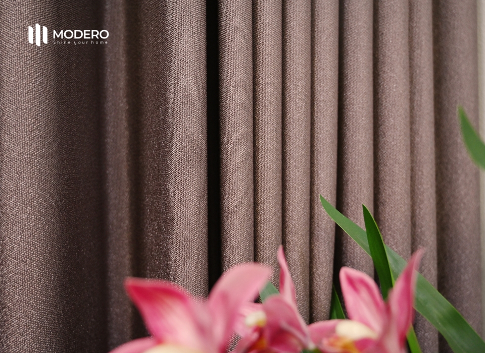 rem-vai-cach-nhiet1 Rèm vải cách nhiệt MODERO sử dụng vải polyester cao cấp, được xử lý bằng công nghệ dệt vượt trội để tạo hiệu ứng cản nhiệt, chống tia UV và giữ ổn định nhiệt độ phòng.