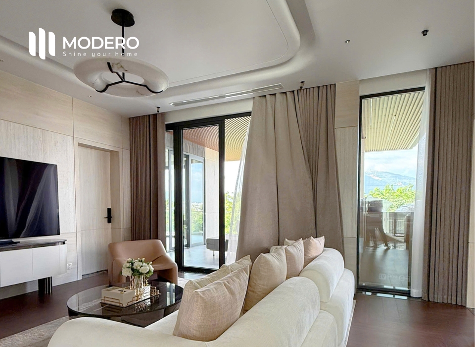 Khi kết hợp với ánh sáng tự nhiên, kính lớn và các vật liệu như kim loại hoặc đá, rèm vải một màu tone xám MODERO giúp không gian trở nên sang trọng, trang nhã.