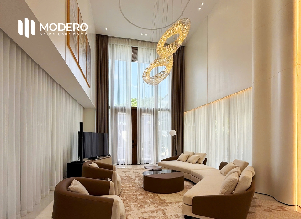 Rèm vải thông tầng MODERO được may treo từ trần xuống sàn khiến không gian trở nên thanh thoát và cân đối hơn.