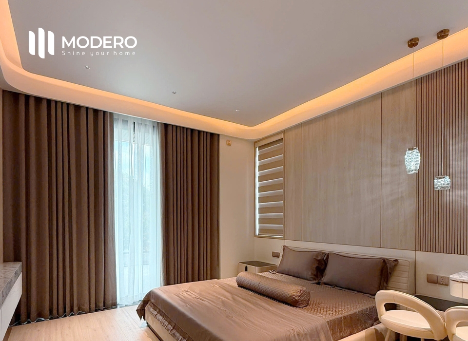 Rèm vải đơn sắc gam màu ghi trong ứng dụng với các loại mành rèm khác giúp không gian mang hơi hướng hiện đại và tạo cảm giác gọn gàng, chỉn chu.