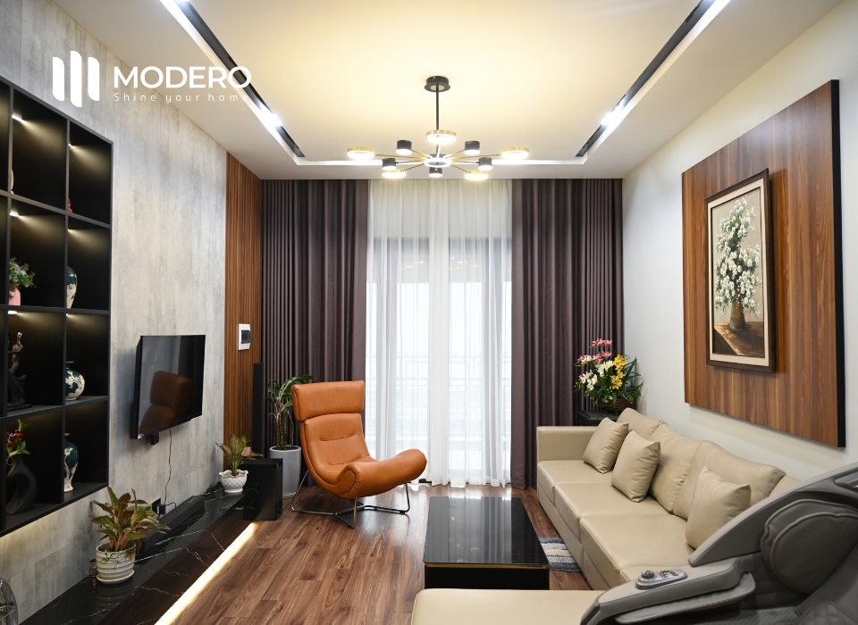 Rèm vải đơn sắc MODERO đóng vai trò kết nối các yếu tố như ánh sáng, vật liệu sàn, tường và đồ nội thất, giúp không gian tinh giản, hiện đại và hoà hợp.