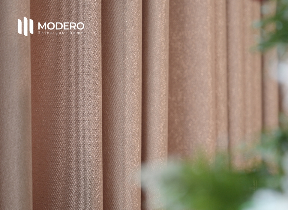 Rèm vải một màu MODERO không đơn điệu, nhàm chán mà mang một vẻ đẹp sang trọng, tinh tế của chất liệu và màu sắc cao cấp.