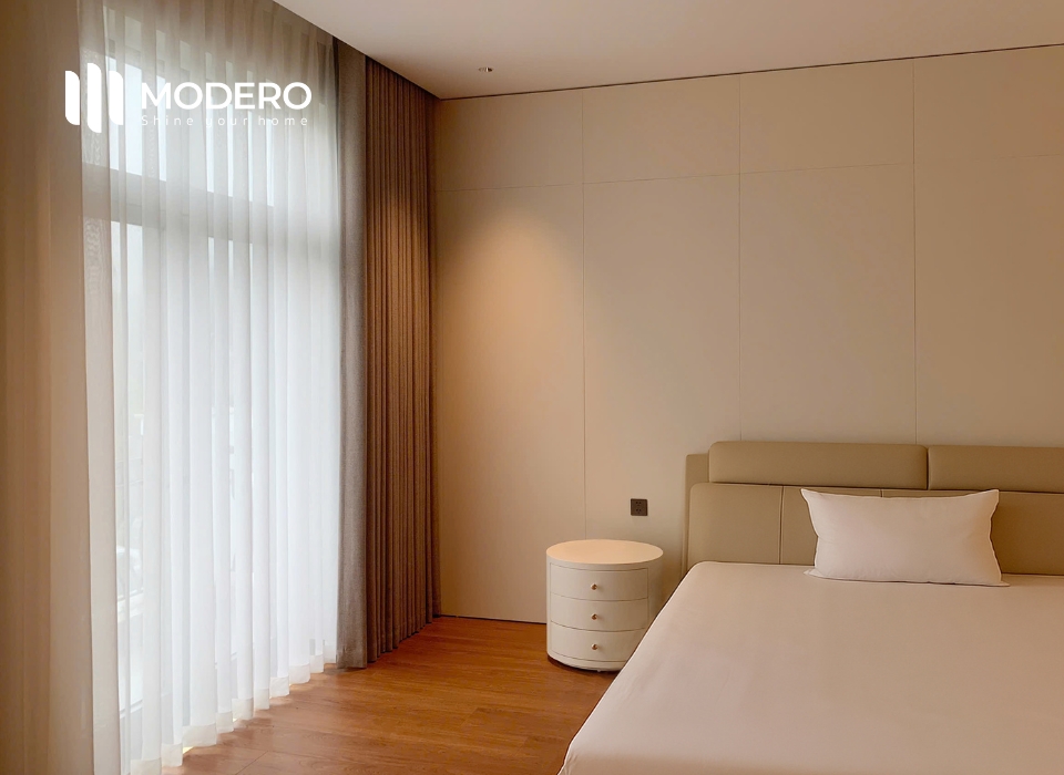 Rèm vải một màu tone kem MODERO trong không gian phòng ngủ, mang nét đẹp tinh giản, hiện đại mà vẫn mềm mại. 