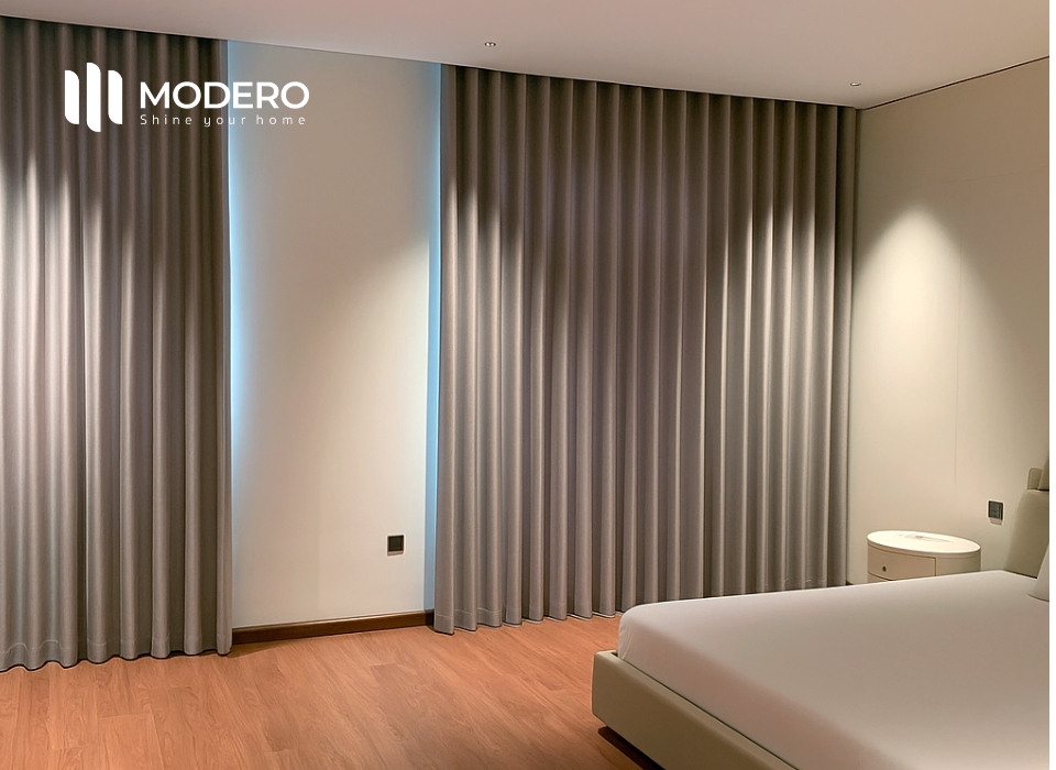 Rèm vải đơn sắc MODERO màu ghi  có vẻ đẹp cân bằng, vừa đủ hiện đại nhưng không quá lạnh, vừa đủ trung tính nhưng không nhạt nhòa.