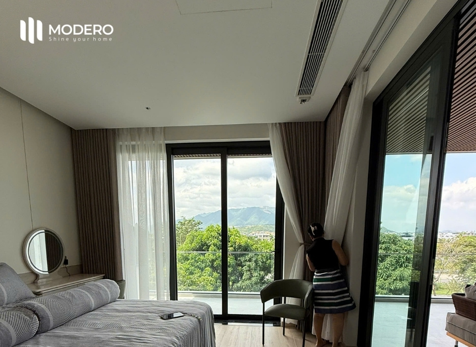 rem-vai-voan-2026 Rèm vải voan phát huy vai trò quan trọng, giúp kiến trúc mở đạt được sự cân bằng giữa mở rộng và kiểm soát, giữa kết nối và riêng tư.