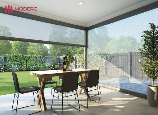 MODERO đã thiết kế các mẫu rèm ngoài trời tích hợp máng che hoặc cho phép tùy chọn lắp hộp bảo vệ riêng.