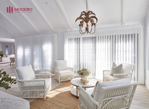 Thiết kế sang trọng và tinh tế của mành đứng Klimt màu trắng kết hợp hoàn hảo với đèn chùm cổ điển, tạo nên không gian phòng khách đẳng cấp và thanh lịch.