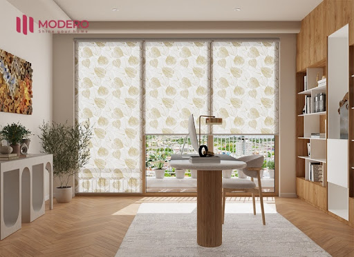 Phòng làm việc với mành cuốn hoa văn giúp không gian trở nên sinh động