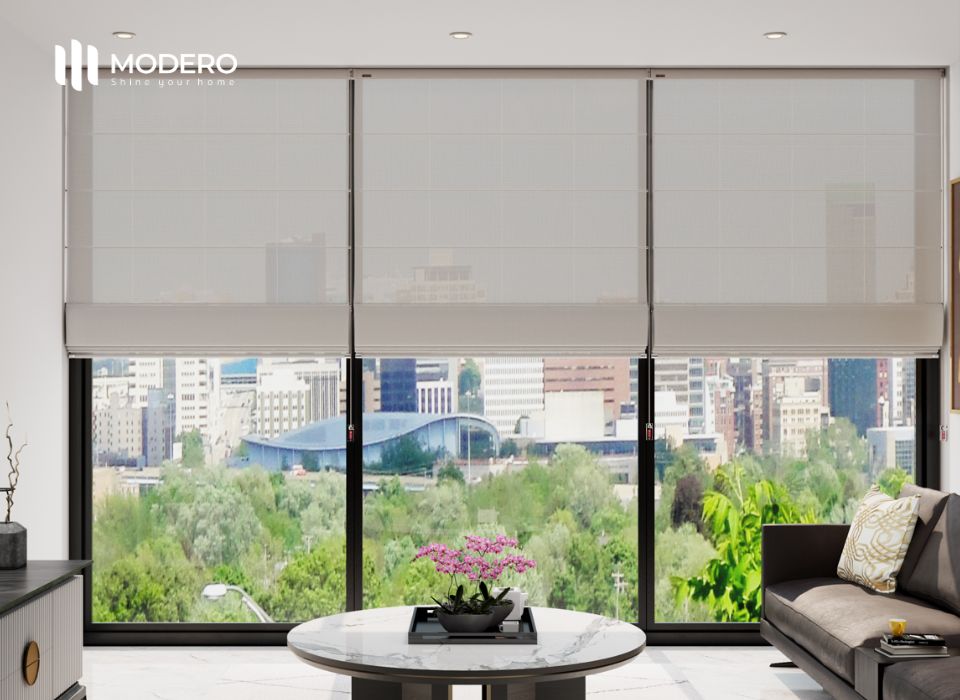 Màu sắc trung tính giúp rèm roman phản chiếu ánh sáng tự nhiên, tạo cảm giác không gian rộng rãi hơn.