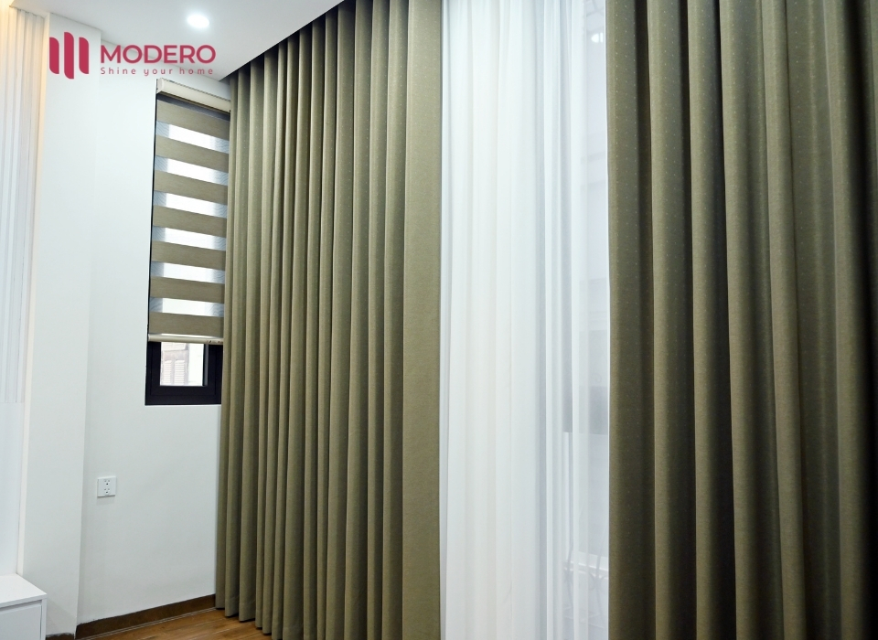 Sự kết hợp giữa mành cầu vồng và rèm vải mang lại hiệu ứng thẩm mỹ cao nhờ sự đối lập của chất liệu.