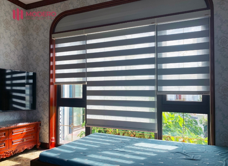 Mành vải combi có cấu tạo đặc biệt gồm hai lớp vải xen kẽ giữa các dải vải đậm dày và lưới xuyên sáng.